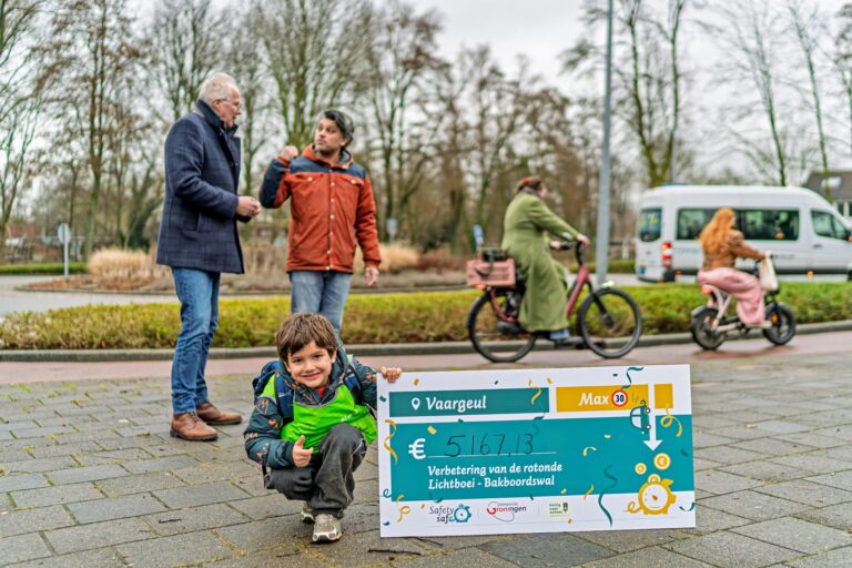 Vaargeul in Lewenborg spaart ruim 5.000 euro voor verbetering rotonde dankzij Safety-safe